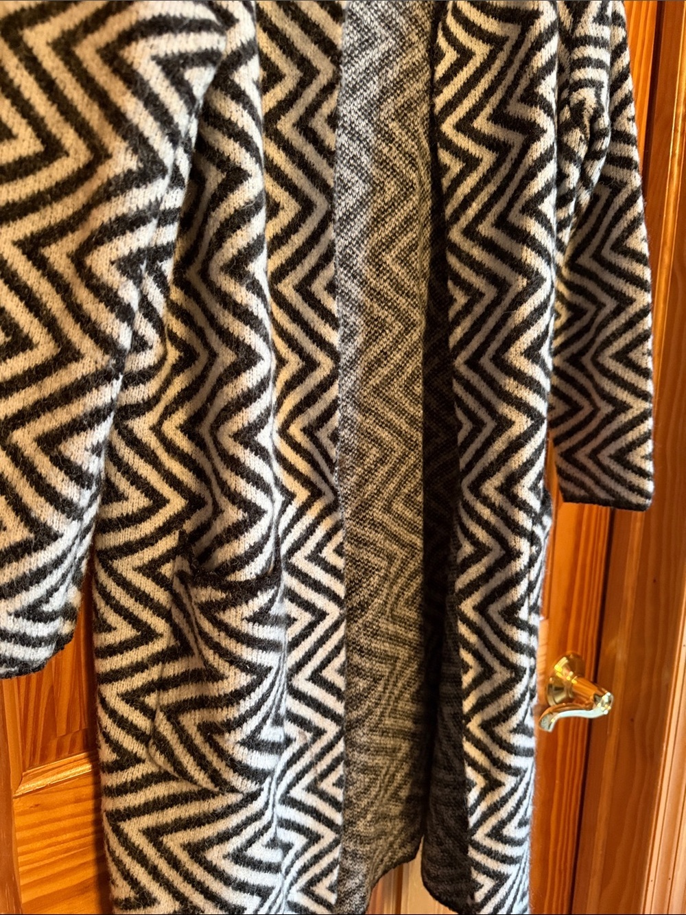 Joseph A. Women's Gray and White Chevron Cozy Soft Cardigan Hooded Sweater Sz M - Picture 5 of 7